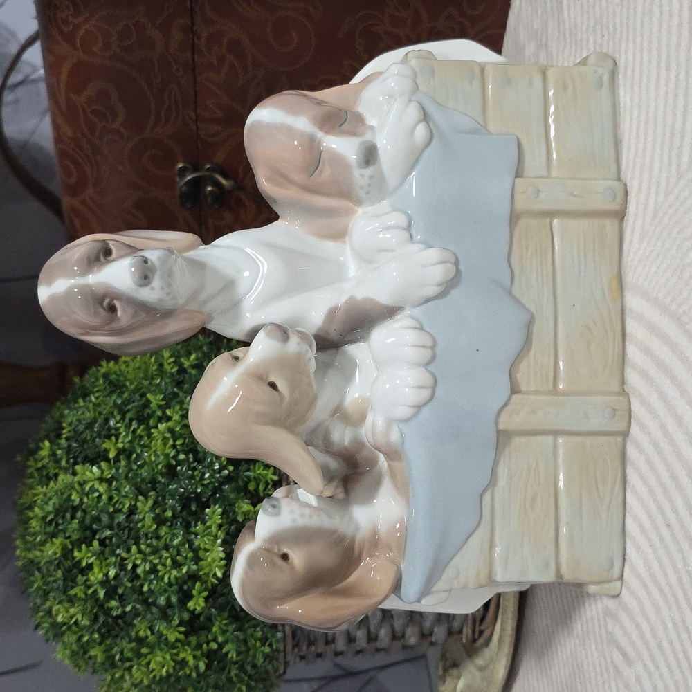 Vintage Lladró "Beagles in a Basket" Porcelain Figurine - Picture 2 of 6